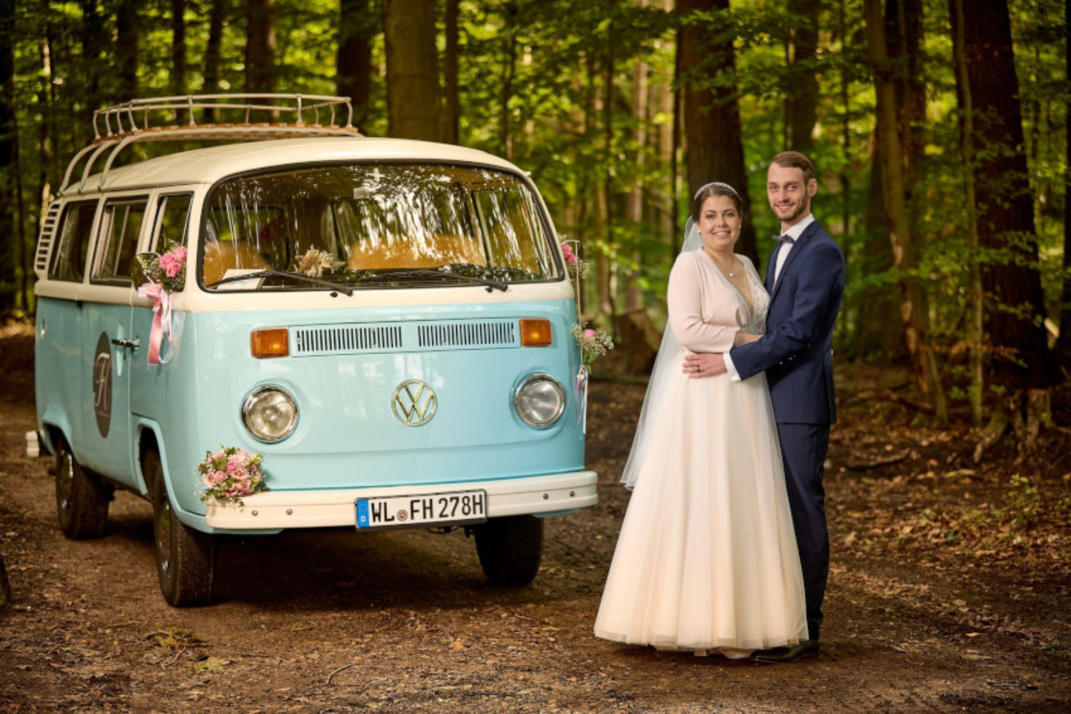 Brautpaar mit Brautfahrzeug