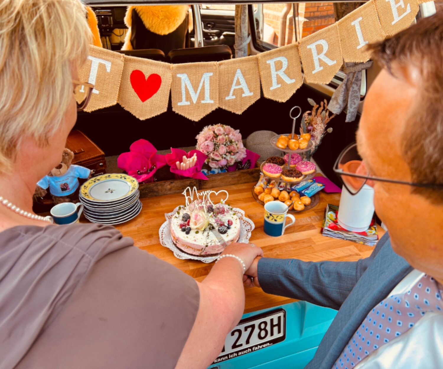 Hochzeitstorte im Hochzeitsauto